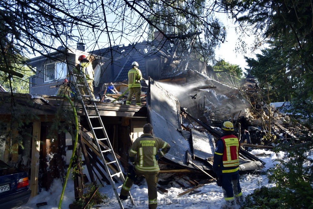 Grossfeuer Einfamilienhaus Siegburg Muehlengrabenstr P1267.JPG - Miklos Laubert